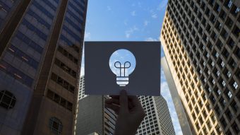 ideias-de-criatividade-lampada-de-papel-perfurada